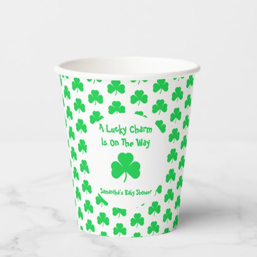 Ein glücklicher Charm ist unterwegs Pappbecher (Vorderseite)