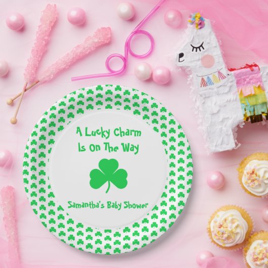 Ein glücklicher Charm ist unterwegs Pappteller (Party)