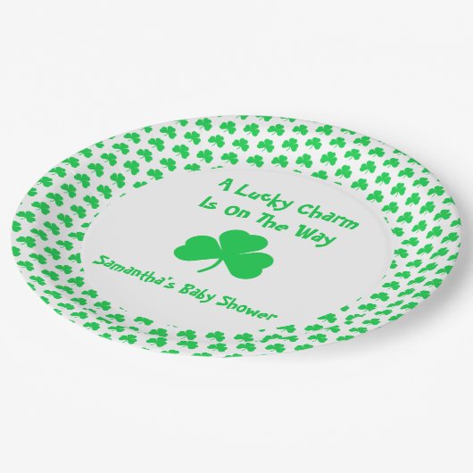 Ein glücklicher Charm ist unterwegs Pappteller (Schrägansicht)