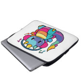 Ein glücklicher Drache mit Kopfhörern, der Musik h Laptopschutzhülle (Vorne Knopf)