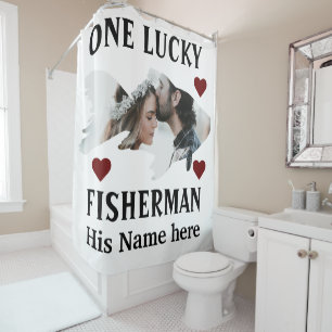 Ein glücklicher Fischer, der ein Paar Fische zusam Duschvorhang