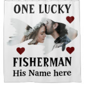 Ein glücklicher Fischer, der ein Paar Fische zusam Duschvorhang (Vorderseite)