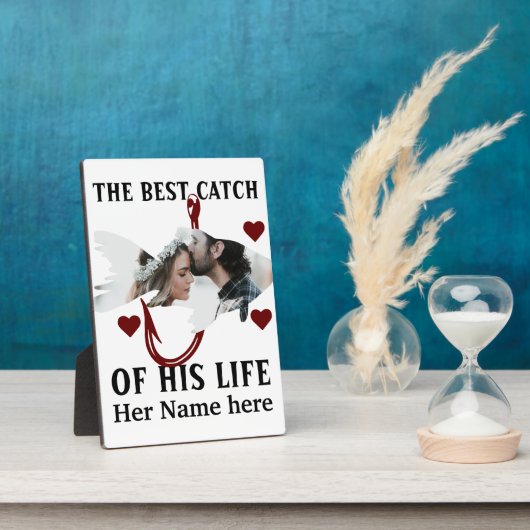 Ein glücklicher Fischer, der ein Paar Fische zusam Fotoplatte (Seite)