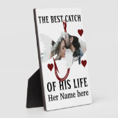 Ein glücklicher Fischer, der ein Paar Fische zusam Fotoplatte (Seite)