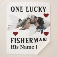 Ein glücklicher Fischer, der ein Paar Fische zusam