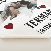 Ein glücklicher Fischer, der ein Paar Fische zusam Sherpadecke (3/4)