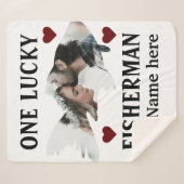 Ein glücklicher Fischer, der ein Paar Fische zusam Sherpadecke (Vorderseite (Horizontal))