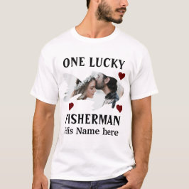 Ein glücklicher Fischer, der ein Paar Fische zusam T-Shirt