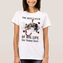 Ein glücklicher Fischer, der ein Paar Fische zusam