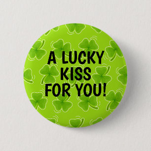 Ein glücklicher Kuss für Ihr grünes Kleeblatt Button