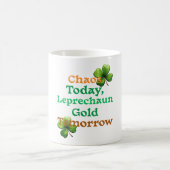 Ein glücklicher Lehrer verbreitet Wissen und Glück Kaffeetasse (Mittel)