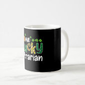 Ein glücklicher Librarian School St. Patrick's Day Kaffeetasse (VorderseiteRechts)