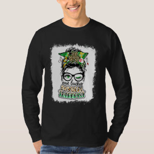 Ein glücklicher Physiotherapeut und eine glücklich T-Shirt