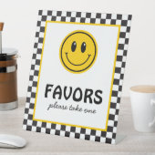 Ein glücklicher Typ lächelt Gefallen an Sockelschild (In Situ)