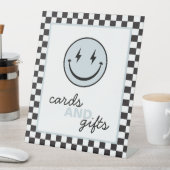 Ein glücklicher Typ lächelt Gesichtskarten und Ges Sockelschild (In Situ)