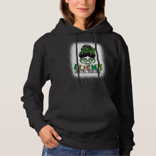 Ein glücklicher Zahnarztassistent hat St Patricks Hoodie