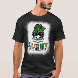 Ein glücklicher zukünftiger Sozialarbeiter brach S T-Shirt