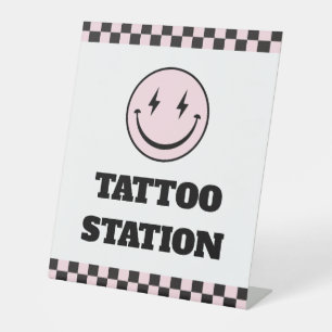 Ein glückliches Babe Pink Tattoo Station Schild