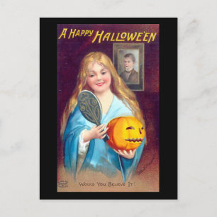 Ein glückliches Halloween-Mädchen, das Haar bürste Postkarte