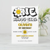 Ein glückliches Mädchen Retrodaisy 1. Geburtstag P Einladung (Stehend Vorderseite)