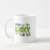 Ein Glückslabortechniker St Patricks Day Grün Frau Kaffeetasse (Links)