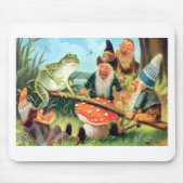 Ein Gnome und Frosch auf einer Pilzsäge Mousepad (Vorne)