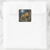 Ein goldener Löwe, der im Mondlicht spaziert Quadratischer Aufkleber (Tasche)