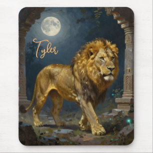 Ein goldener Löwe, der unter dem Mond spaziert Per Mousepad