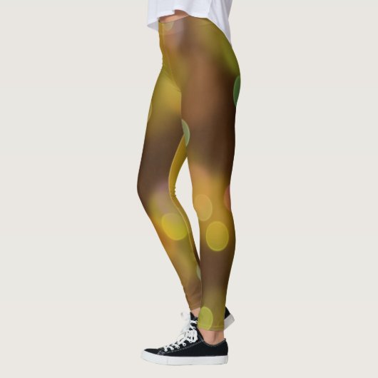Ein goldenes Weihnachtsmuster auf dem Braun Leggings (Links)
