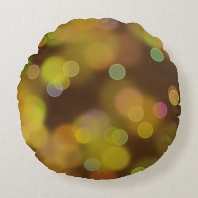 Ein goldenes Weihnachtsmuster auf dem Braun Rundes Kissen (Vorderseite)