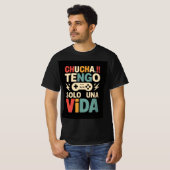 Ein grafisches Design mit dem Text Chucha!! -TENGO T-Shirt (Vorne ganz)