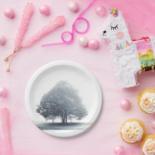 Ein grauer Limoner Baum im foggy Wetter Abendessen Pappteller (Party)