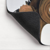 Ein Greif, der ein Rotwild in seinem Schnabel hält Mousepad (Ecke)