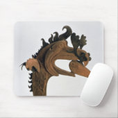 Ein Greif, der ein Rotwild in seinem Schnabel hält Mousepad (Mit Mouse)