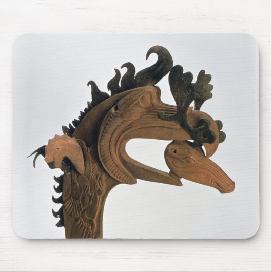 Ein Greif, der ein Rotwild in seinem Schnabel hält Mousepad (Vorne)