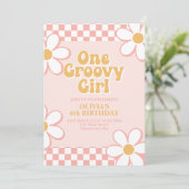 Ein Groovy Girl Retro Karo Pink Daisy Einladung (Stehend Vorderseite)