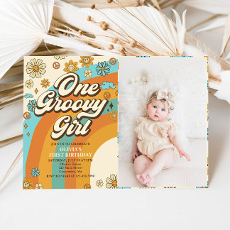 Ein Groovy Girl Retro Rainbow 1. Geburtstags-Foto Einladung