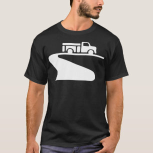 Ein großer LKW, der eine Straßenform hinunter fähr T-Shirt