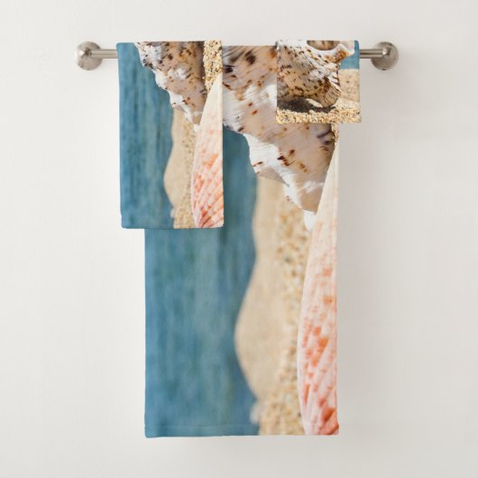 Ein großer Muschel am Kavala-Strand mit klarem, bl Badhandtuch Set (Insitu)