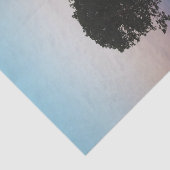 Ein großer Solitärbaum, der eine Scheune schützt Seidenpapier (Ausschnitt)