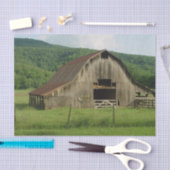 Ein großer Stall Stehend stark in einem Grasfeld Seidenpapier (Handwerk)