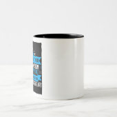 Ein Großvater hat die Weisheit langer Erfahrung Zweifarbige Tasse (Mittel)