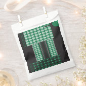 ein grün-schwarzes Muster mit einem Baum in der Mi Geschenktütchen (Ausgeschnitten)