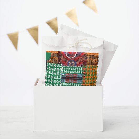 ein grün-schwarzes Muster mit einem Baum in der Mi Geschenktütchen (Party)
