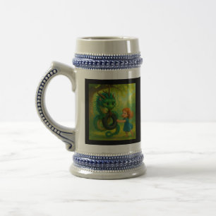 Ein grüner asiatischer Babydrache mit Welpenwahrne Bierglas