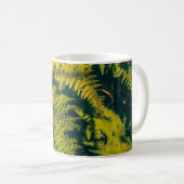 Ein grüner Farn Pflanze Hintergrund mit Schatten. Kaffeetasse (VorderseiteRechts)
