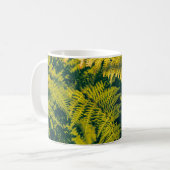 Ein grüner Farn Pflanze Hintergrund mit Schatten. Kaffeetasse (Vorderseite Links)