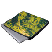 Ein grüner Farn Pflanze Hintergrund mit Schatten. Laptopschutzhülle (Vorne Knopf)
