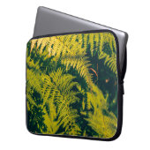 Ein grüner Farn Pflanze Hintergrund mit Schatten. Laptopschutzhülle (Vorderseite Links)