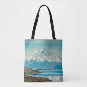 Ein grüner Farnpflanzenhintergrund mit Schatten. a Tasche